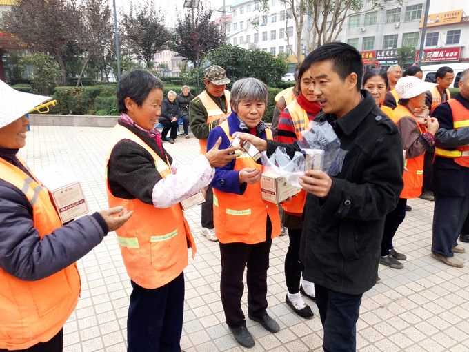 nEO_IMG_向环卫工发放慰问品2.jpg