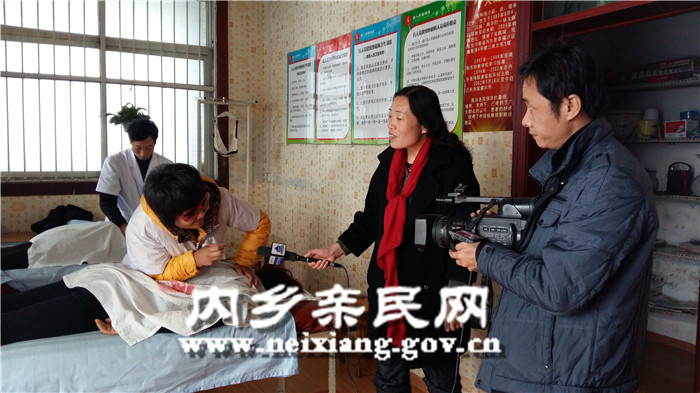 南阳电视台最美家庭节目组对我县盲人按摩师张小茹家庭进行采访.jpg