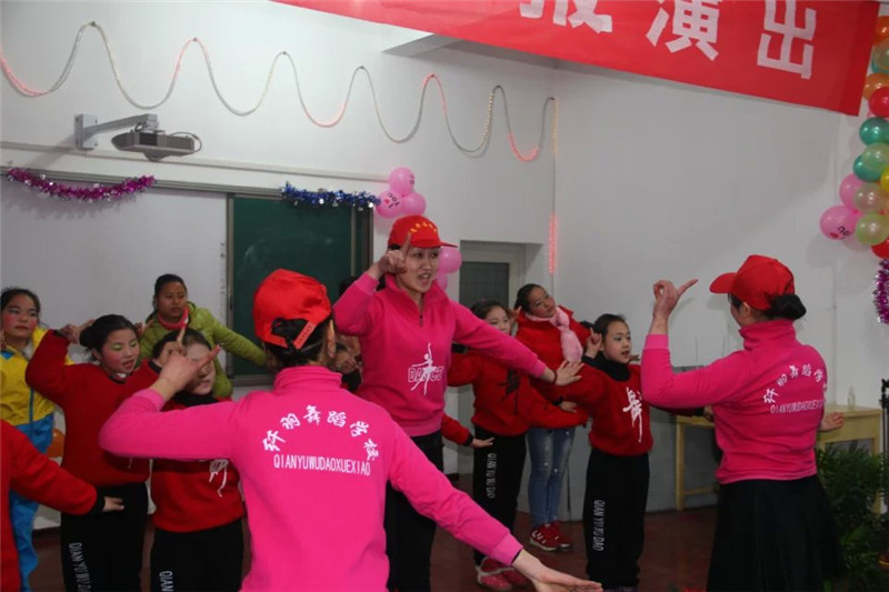 志愿者与特殊学校孩子共舞_副本.jpg