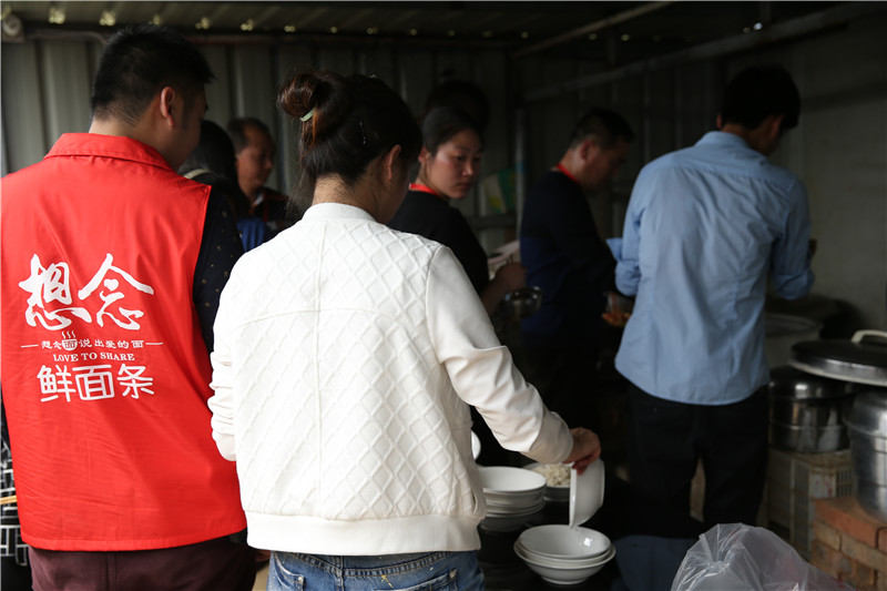 想念集团员工现场为采摘者做“牧原的菜+想念的面”_副本.jpg