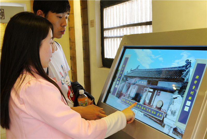 图3 游客通过电子触摸屏感受传统楹联文化_副本.jpg