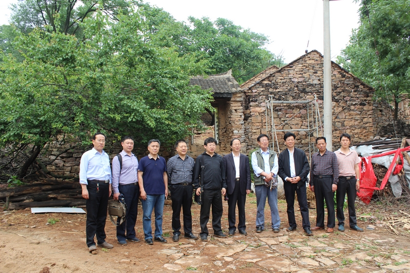 nEO_IMG_考察石头村.jpg