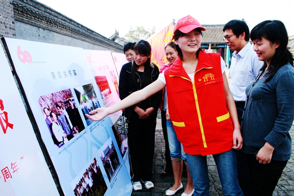 志愿者为游客提供讲解服务.JPG