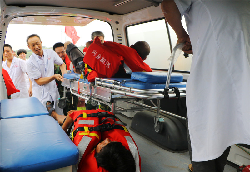 抢救伤员5_副本.jpg