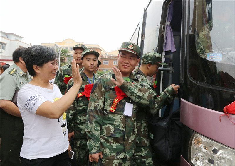 大学生新兵蔡跃强向母亲挥手告别_副本.jpg