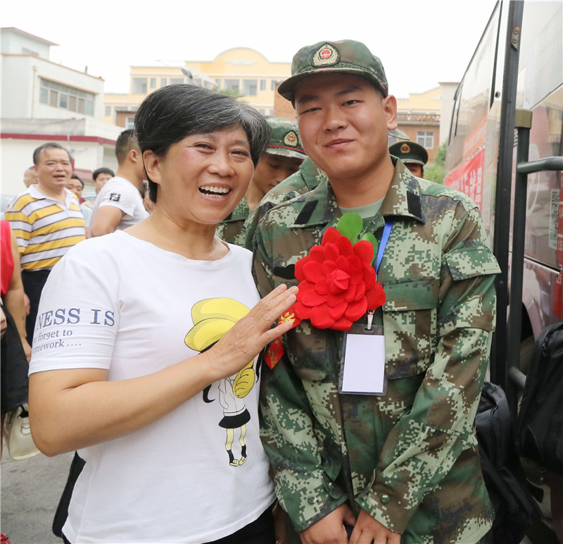 大学生新兵蔡跃强向母亲告别.jpg