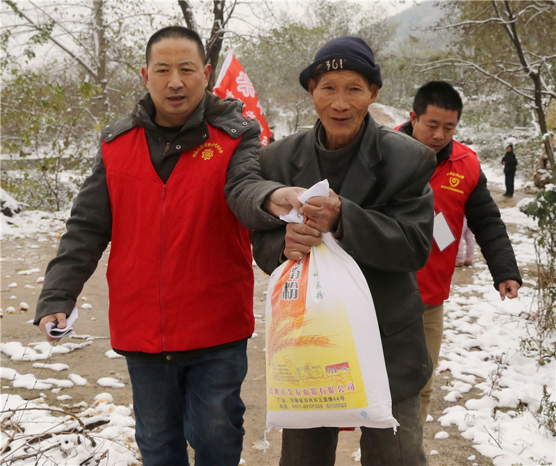 内乡志愿者为大桥乡杨沟村贫困户刘中盼&ldquo;送温暖&rdquo;２_副本.jpg