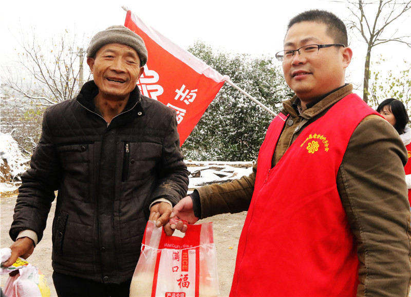 内乡志愿者为大桥乡杨沟村贫困户刘书恒&ldquo;送温暖&rdquo;３_副本.jpg