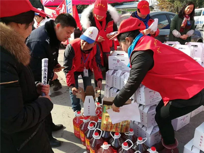 爱心义卖冬葡萄 帮助果农渡难关2_副本.jpg