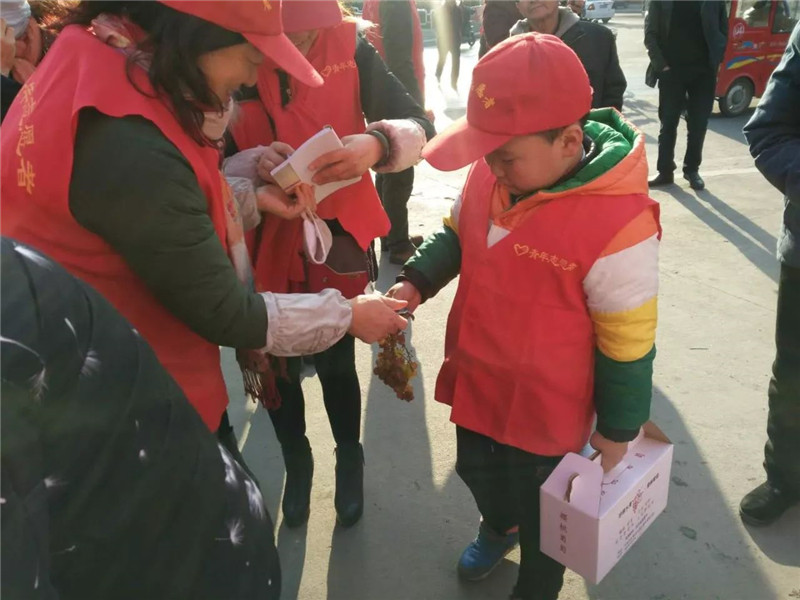 爱心义卖冬葡萄 帮助果农渡难关3_副本.jpg