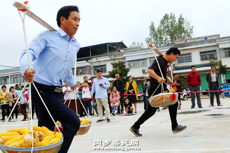 2、 9月16日,参赛选手在“抢运丰收粮”趣味项目比赛中激烈角逐。.jpg