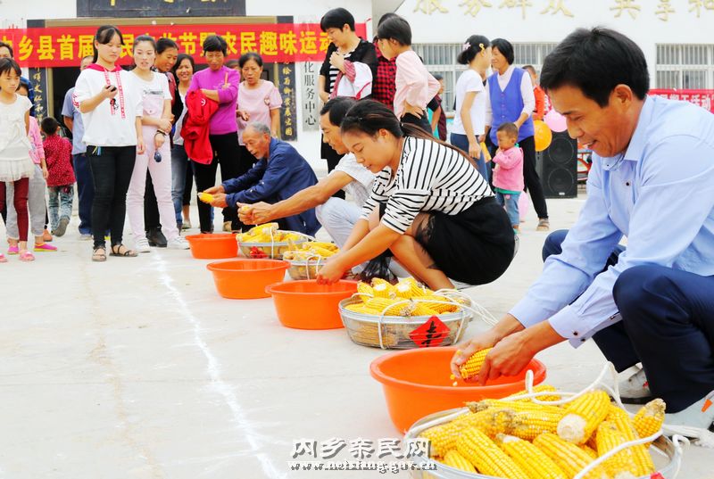6、9月16日,参赛选手在“抠玉米粒”趣味项目比赛中激烈角逐。.jpg