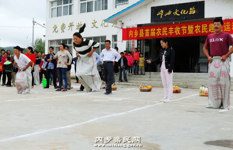 4、 9月16日,参赛选手在“麻袋运粮”趣味项目比赛中激烈角逐。.jpg