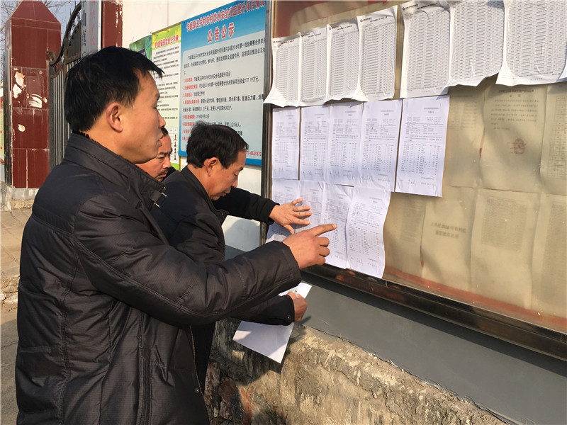 图为工作人员在乍曲镇王井村张贴水质化验报告_副本1.jpg